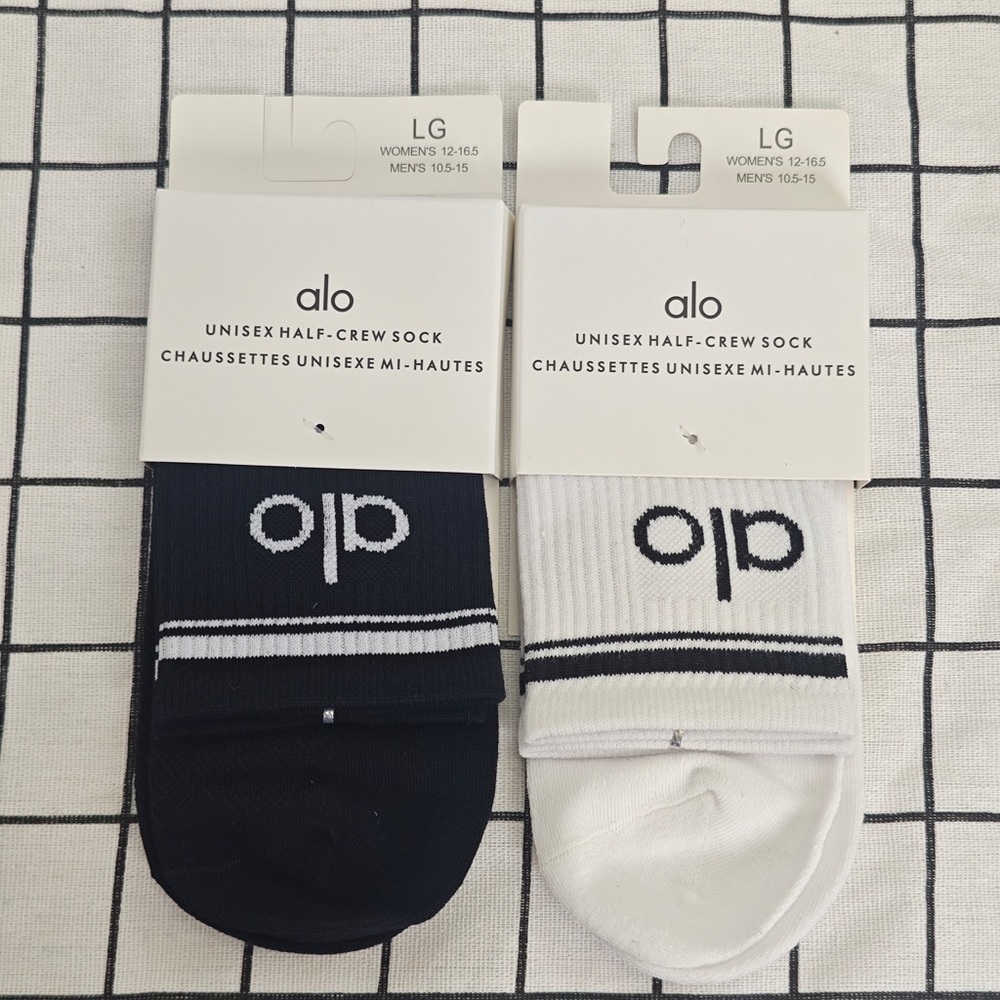 ALO Yoga Unisex Half-Crew Socks - Black & White Duo
